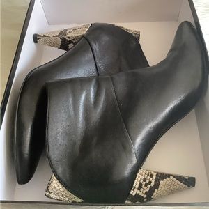 Dolce Vita Harlan Snake & Leather Ankle Booties Size 10.